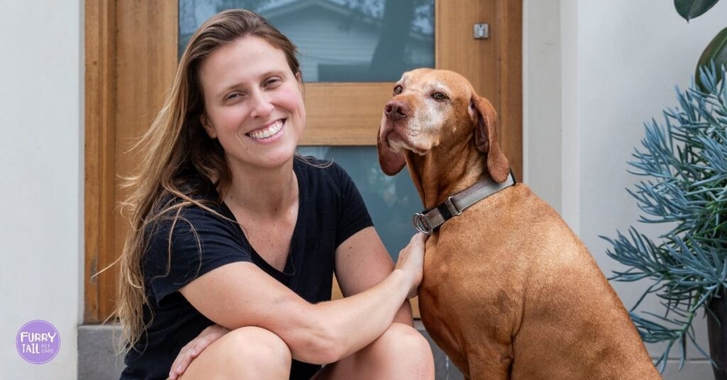 Professional pet sitter in Coffs Harbour with an Hungarian Vizsla during a drop-in visit