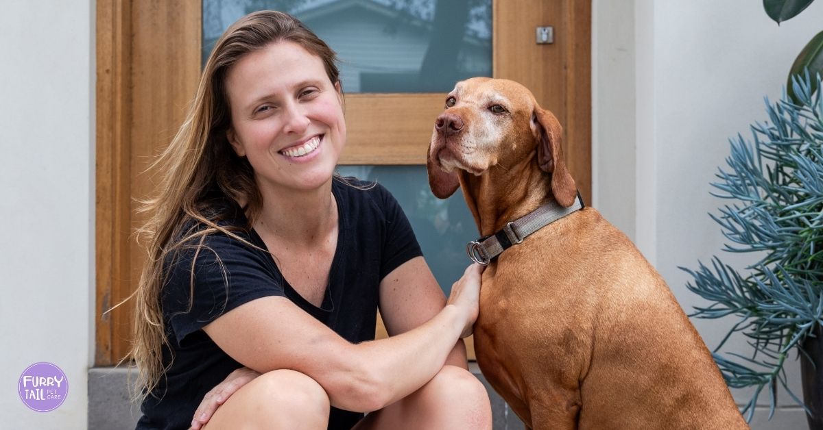 Professional pet sitter in Coffs Harbour with an Hungarian Vizsla during a drop-in visit