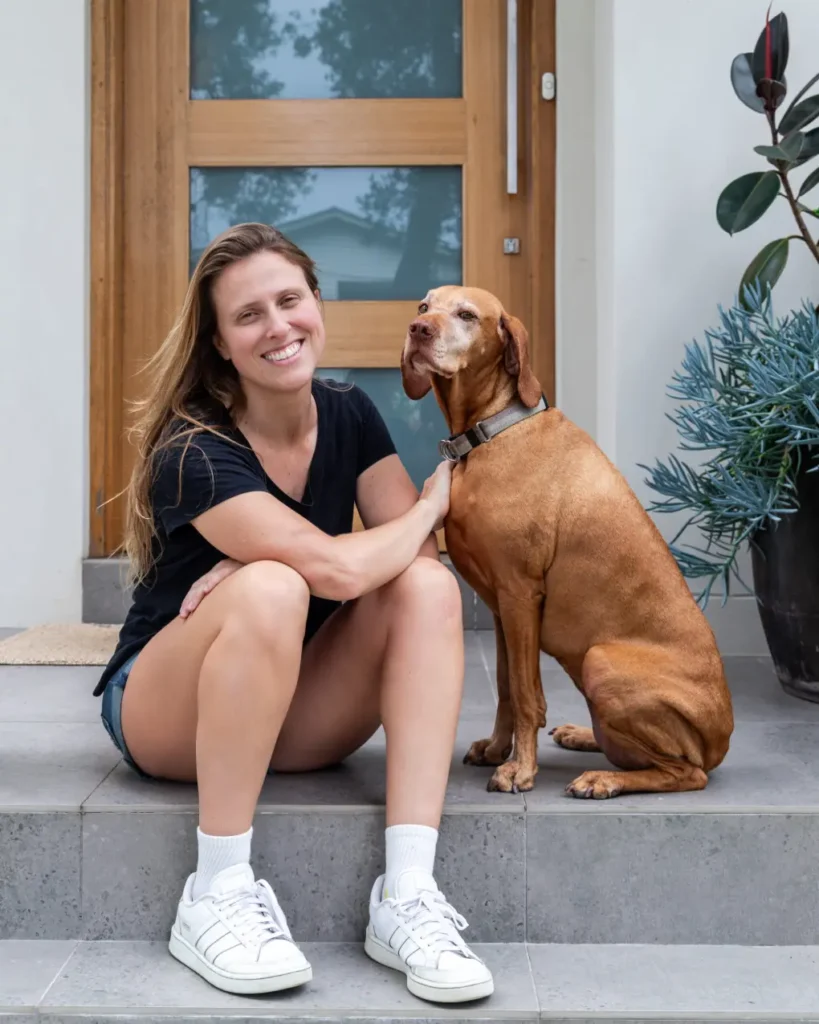 Professional pet sitter in Coffs Harbour with an Hungarian Vizsla during a drop-in visit